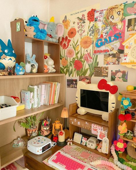 Cozy Room Decor Colorful, Cute Desk Decorations, Cute Cluttered Bedroom, Dreamy Room Ideas, Wooden Desk Setup, Cute Core Room, Tv In Room, Cute Desk Decor Ideas, Dorm Cute