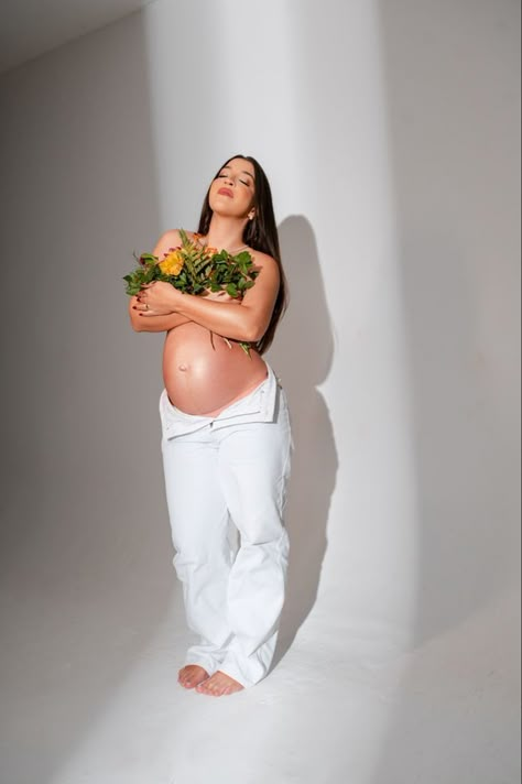 Prego Photoshoot Ideas, Pregnancy Shoot Outfits, Maternity Shoot Photos, Maternity With Flowers, Photo Pregnancy Ideas, Maternity Shoot Flowers, Cool Maternity Photoshoot, Cute Maternity Pictures, Maternity Pictures Outside