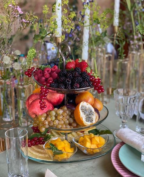 Luxury Fruit Platter, Finger Food Buffet, Fruit Display Wedding, Food Set Up, Catering Food Displays, Fiesta Tropical, Party Food Buffet, Catering Ideas Food, Fruit Display