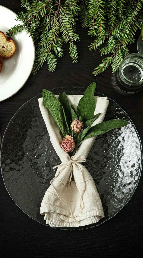 These 10 natural Christmas place settings are made with simple greenery, flowers, berries, herbs and cinnamon. Aromatic and fresh, colorful and rustic; these table setting ideas will complement your naturally elegant holiday decor and delight your guests! Table Foliage, Holiday Place Settings, Elegant Holiday Decor, Greenery Flowers, Christmas Place Settings, Natural Ornaments, Diy Christmas Decorations For Home, Natural Christmas Decor, Table Place Settings