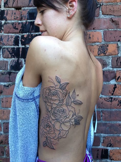 OMGGG?@#?!$!@$^  so incredible wish my rose looked like this Girl Flower Tattoos, Flower Side Tattoo, Flower Tattoo On Side, Muster Tattoos, Medusa Tattoo, Tattoos Skull, Thigh Tattoos Women, Side Tattoos, Music Tattoos