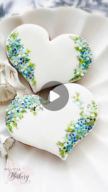 Decorating With Royal Icing Cookies, Elegant Royal Icing Cookies, Royal Icing Transfers Tutorial, Sugar Cookies Videos, Royal Icing Flowers On Cookies, Plaque Cookies Decorated, Royal Iced Cookies Ideas, Cookie Icing Ideas, Christmas Cookie Royal Icing