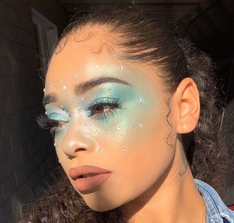 Dramatic Fairy Makeup, Blue Mushroom Makeup, Fish Scales Makeup, Water Goddess Makeup, Blue Water Makeup, Katara Makeup, Water Makeup Element, Aquatic Makeup, Ocean Makeup Looks