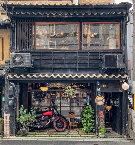 Lovely antiques shop in Kyoto : japanpics Japanese Store Fronts Aesthetic, Kyoto Buildings, Japanese Shop Aesthetic, Japanese Shop Front Design, Japanese Store Aesthetic, Kyoto Architecture, Japanese Store Fronts, Japanese Facade, Japanese Shops