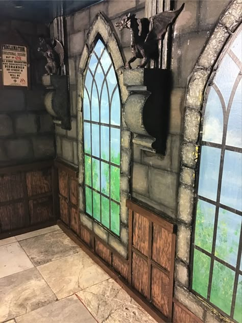 Dnd Room Ideas, Dungeons And Dragons Room, Taverna Medieval, Castle Decorations, Cardboard Decorations, Medieval Bedroom, Medieval Home Decor, Dnd Room, Dungeon Room