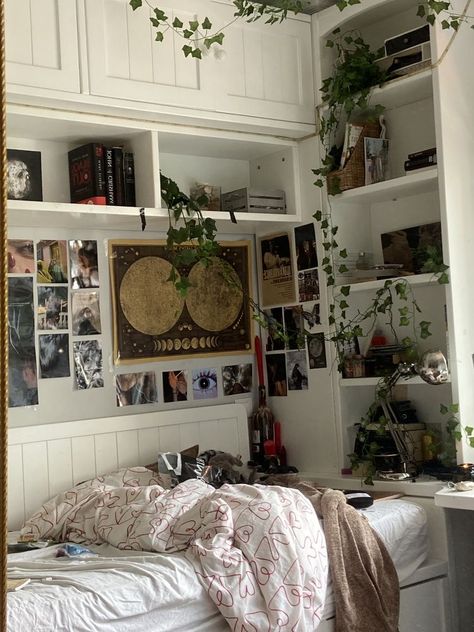 Room Ideas Lana Del Rey, Lana Del Rey Bedroom, Lana Del Rey Room Aesthetic, Lana Del Rey Room, Candles Wine, Pretty Bedrooms, Bedroom Candles, Cool Room Decor, Uni Room