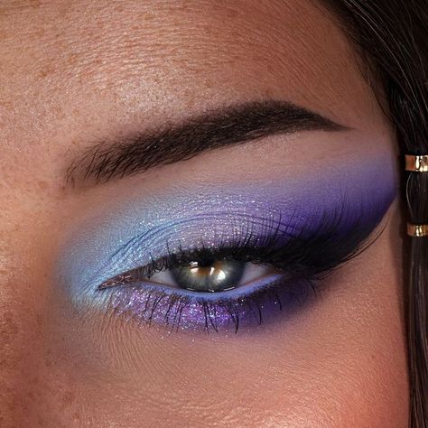 Pamela 🤍 on Instagram: "𝓑𝓵𝓾𝓻𝓹𝓵𝓮 💜✨🩵  • @nablacosmetics • cupid’s arrow {arrow 3} • @plouise_makeup_academy • am to pm eyeshadow palette • @karlacosmetics • pigments {ribbon, cry baby & lazy bones} • @colourpopcosmetics • creme gel liner {prance} • highlighter stick {glaze} • @hudabeauty • blush filter {peach sorbet} • tantour {light} • @nyxcosmetics • lip liner {london} • @unleashia • luv hug velvet tint {no 3}a" Plouise Eyeshadow Looks, Queer Make Up, Teal Eyeshadow Looks, Purple And Blue Makeup, Blue And Purple Makeup, Colorful Eyeshadow Looks, Turquoise Eyeshadow, Teal Eyeshadow, Music Videos Ideas