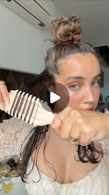 tondreanna esquilín on Instagram: "is this viral curl brush worth it? 👀  I am very impressed with this brush, especially because I was starting with stretched out, unstyled hair that I was rewetting so to still get this much definition was pretty impressive. as I mentioned in the video, I did have a lot of shrinkage and personally I felt my hair was almost too defined. I also felt while some curls were more defined, others were more stretched out.  so moving forward, I think I will use this brush to define only some of my curls because I do like less polished, fluffier look. but I will also see how this looks throughout the week.  overall I think this @bouncecurl brush is super innovative and worth the purchase…but what do you think?" Curl Define Brush, Wet Brush Curly Hair, Bounce Curl Define Brush, Brush Styling Wavy Hair, Curl Defining Brush, Bounce Curl Brush, Unstyled Hair, Brush Curls, Curl Brush