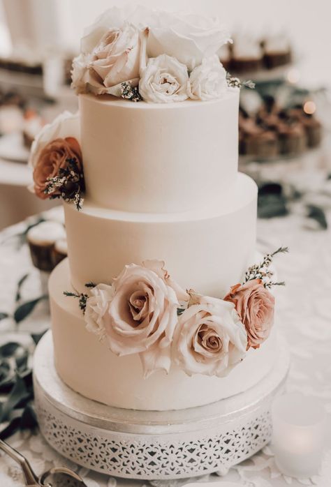 Beige Wedding Cake Simple, Wedding Cakes Champagne Color, Champagne Color Wedding Cake, Neutral Romantic Wedding, Champagne Colored Wedding Cake, Champagne And White Wedding Cake, Wedding Cake Neutral Colors, Wedding Cake Champagne Color, Beige Wedding Cake