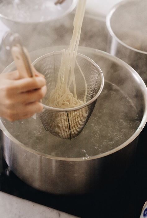 Wok Food Photography, Noodle Photography Ideas, Chinese Noodles Aesthetic, Ramen Food Photography, Noodle Aesthetic, Ramen Photography, Noodle Photography, Chinese Food Photography, Noodles Photography