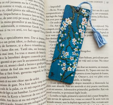 Blue Book Mark, Separadores Ideas, Pinting Ideas, Handmade Greeting Card Designs, Handmade Bookmarks Diy, Japan Crafts, Disney Paintings, Creative Bookmarks, Paper Background Design