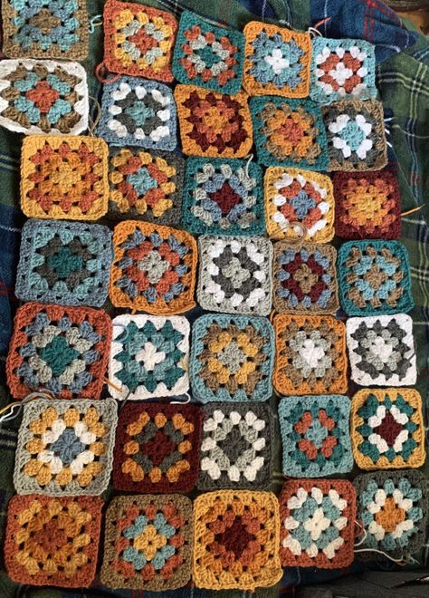 Mismatched Granny Square Blanket, Crochet Granny Square Blanket Layout, Granny Square Blanket Ideas Color Combos, Autumn Granny Square Blanket, Scrap Granny Square Blanket, Crochet Granny Square Color Combos, Crochet Color Schemes, Granny Square Color Combos, Granny Square Colour Combinations