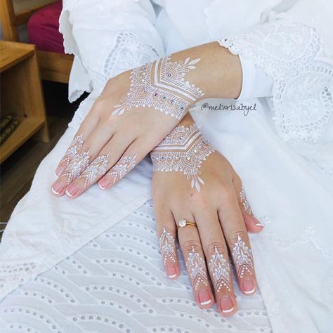 White Mehandi, White Wedding Henna, Henna Pengantin, Henna Nail Art, White Henna Tattoo, White Henna Designs, Wedding Henna Designs, Gold Henna, Hena Designs