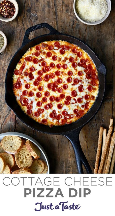 Pizza dip topped with mini pepperoni in a cast iron skillet. Cheese Pizza Dip, Cheesy Pizza Dip, Cottage Cheese Pizza, Pizza Dip Recipes, Cottage Cheese Dips, Savory Dips, Cheesy Appetizer, Pizza Dip, Cheesy Pizza