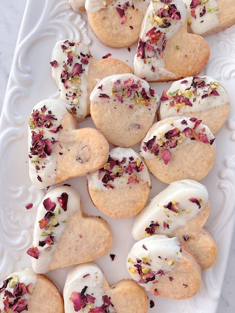 Pressed Flower Shortbread Cookies, Rose Petal Recipes Food, Rose Baking Recipes, Pretty Dinner Recipes, Rose Petal Cookies, Candied Rose Petals, Herbal Cookie Recipes, Flower Baking Recipes, Rose Petal Dessert