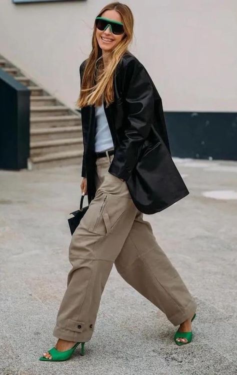 Kargo Outfits, Women Cargo Pants Outfit, Cargo Outfit, Cargo Pants Outfits, Walking Down The Street, Women Cargo Pants, Cargo Pants Outfit, Moda Paris, Pant Trends