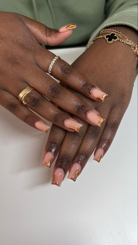 Brown And Chrome Nails, Bronze Acrylic Nails, Black And Gold Chrome Nails, Short Square Chrome Nails, Fall Short Nails Ideas Autumn, Black And Gold Short Nails, Gold Drip Nails, Black And Gold French Tip Nails, Fall Nails Ideas Autumn Short