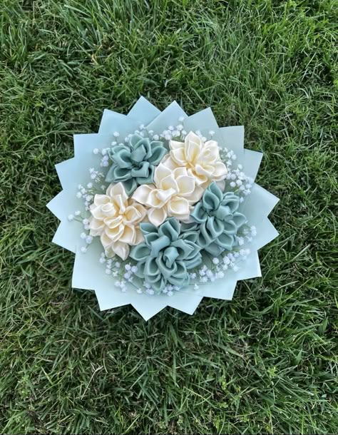 Eternal Bouquet, Ramo Ideas, Baby Shower Bouquet, Forever Flower Bouquets, Ribbon Rose Bouquets, Roses Bouquet Gift, Eternal Flowers, Ribbon Flowers Bouquet, Fabric Flower Bouquet