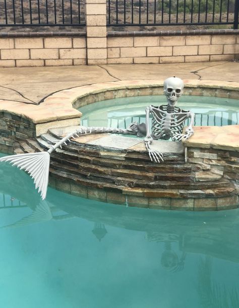 15+ Spooktacular Ways to Enjoy Halloween Pool Party Halloween Pool Decorations, Halloween Pool Party, Diy Halloween Dekoration, Fun Diy Halloween Decorations, Mermaid Skeleton, Halloween Skeleton Decorations, Casa Halloween, Modern Halloween, Halloween Prop