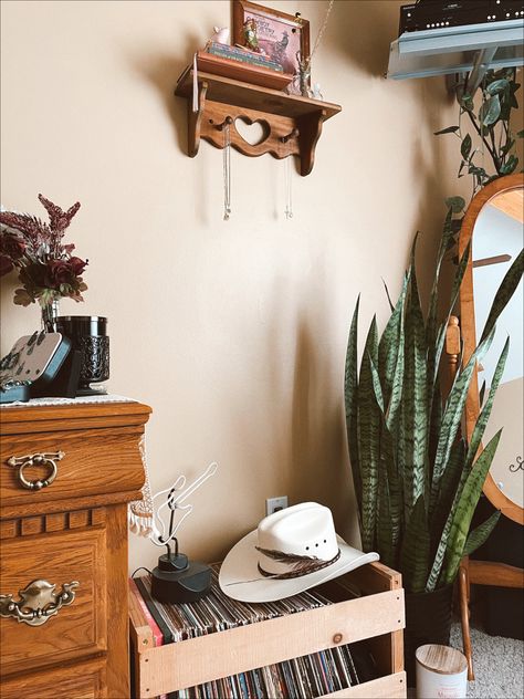 Mid Century Western Bedroom, Western Floating Shelf Decor, Vintage Cowgirl Aesthetic Bedroom, Retro Western Aesthetic Decor, Feminine Western Bedroom, Aesthetic Western Room, Vintage Western Room Ideas, Western Theme Bedroom Ideas, Western Bedroom Aesthetic