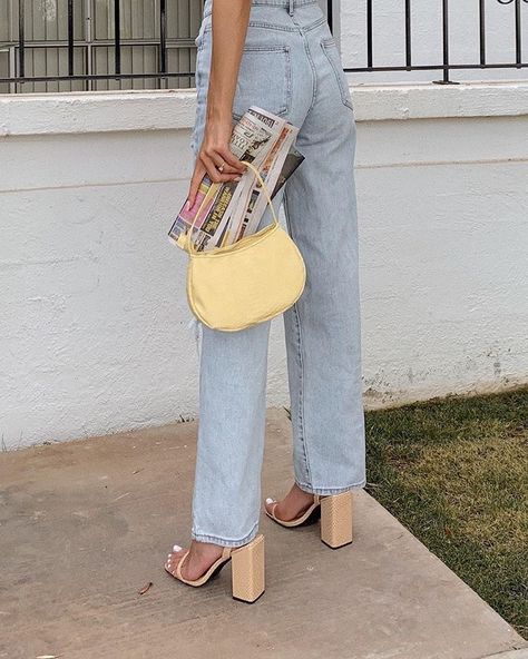 Yellow Handbag Outfit, Millennials Fashion, Denim Jewelry, Denim On Denim, Yellow Handbag, Handbag Outfit, Blouse Pants, Winter Trends, Mode Inspo