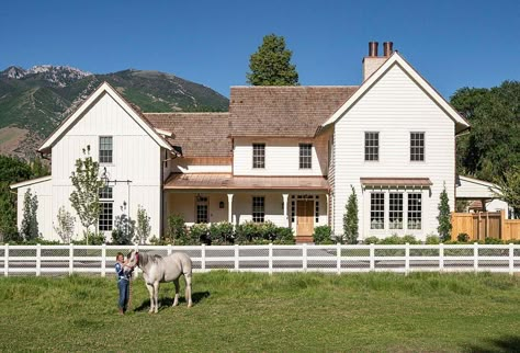 Williamsburg Colonial, Utah Style, Clapboard Siding, Dream Farmhouse, Casas The Sims 4, Sims Building, Sims Houses, Sims Builds, Horse Ranch