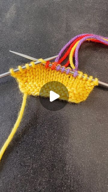 Knitting Techniques Tutorials, Advanced Knitting Techniques, Diy Tricot, Crochet Handles, Knitting Videos Tutorials, Intarsia Knitting, Knitting Hacks, Crochet Symbols, Colorwork Knitting