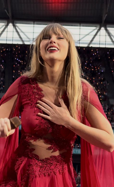 Cute Taylor Pics, Begin Again Taylor Swift, Mad Women, Taylor Swift Cute, Estilo Taylor Swift, Taylor Swift Posters, Swift Photo, Taylor Swift Videos, Taylor Swift Album