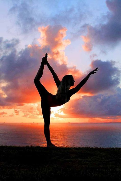 Yoga photography inspiration, dancers pose #yogaphotography Dance Photo Shoot Beach, Beach Gymnastics, Yoga Foto's, Dance Pic, Dance Shoot, Yoga Inspiration Photos, Photo Yoga, Dancers Pose, Yoga Poses Photography