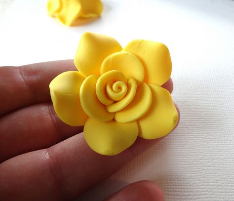 "Clay? Sam would love this" my baby sis @Sara Eriksson Dunlop is presh. and a genius. i need that. Clay Flowers How To Make Easy, Flowers Clay, Polymer Clay Rose, Clay Roses, Clay Rose, Flower Clay, Polymer Flowers, Rose Beads, Modelling Clay