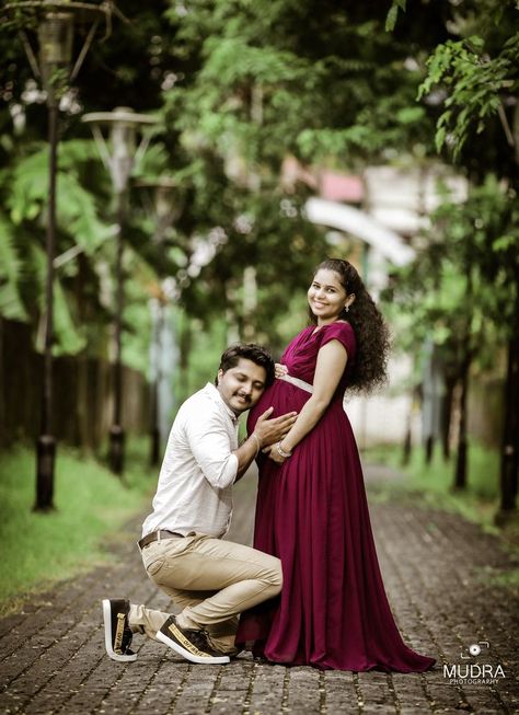 Kerala Maternity Photoshoot, Latest Maternity Photoshoot, Maternity Photography Poses Traditional, Valagapu Photoshoot, Pregnancy Photoshoot Ideas Couple, Martinity Photos Ideas, Maternity Suit Photoshoot, Maternity Photography Traditional, Meternati Photo Shoot Indian