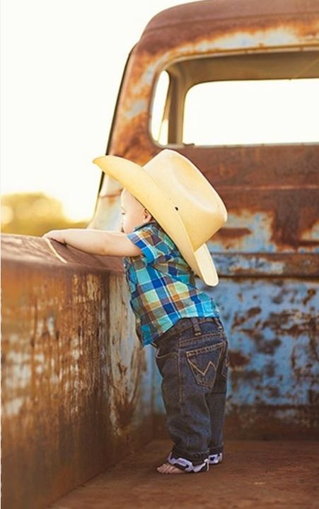 Cowboy Baby, Old Truck, Little Cowboy, Foto Tips, Jolie Photo, Future Kids, Future Baby, Baby Baby, Cute Photos