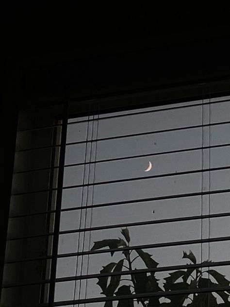 Moon From Window, Aesthetic Window View, Bestie Aesthetics, Moon Shining Through Window, Window Aesthetic Night, Moon From Window Aesthetic, Window At Night Aesthetic, Night Window View Aesthetic, Moonlight Through Window