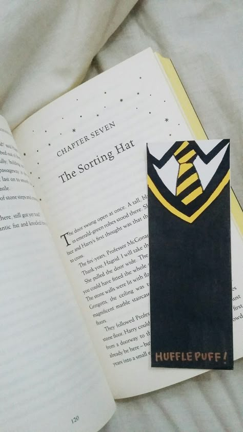 Aesthetic Bookmarks Diy Harry Potter, Sketches For Bookmarks, Bookmark Ideas Aesthetic Harry Potter, Cute Book Marks Aesthetic Diy, Harry Potter Book Mark Ideas, Cute Book Mark Drawing, Book Mark Harry Potter, Harry Potter Book Marks Diy, Making A Bookmark