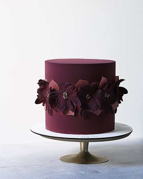 Pastel Color Vino, Burgundy Birthday Cake, Burgundy Cakes, Burgundy Cake, Rosette Cake, Modern Cakes, Cake Decorating Frosting, Fall Cakes, Cake Trends