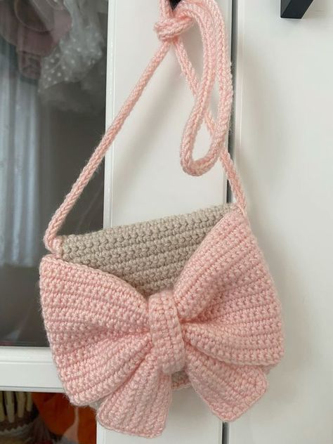 Crochet Free Patterns: Timeless Elegance in Every Bag-Halloween Ideas crochet bag aesthetic #crochetbagaesthetic #crochet #crochetbag #crochetbags 2.407 Bow Crochet Bag, Crochet Bag Aesthetic, Crochet Waffle Stitch, Crochet Shoulder Bags, Crochet Fairy, Free Crochet Bag, Crochet Bows, Crochet Pouch, Crochet Design Pattern