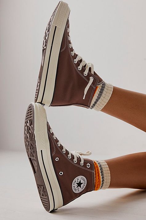 Cute Shoes For Women Boots, Cute Outfits With Brown Converse, Goblincore Converse, 90s Converse Outfit, Cute High Tops, Earthy Sneakers, Brown Hightop Converse, Green Shoes Aesthetic, Earth Tone Shoes