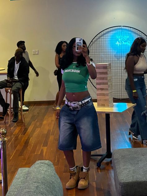 Black Girls Styling Jorts, Outfit With Jorts And Crop Top, Timberland Boots Outfit Jorts, Jorts Outfit Idea Black Women, Outfits With Timberland Boots, Rhinestone Belt Outfit, Black Crop Top Outfit, Jorts Outfit, Woman Streetwear