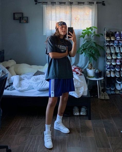 Brown Undershirt Outfit, Tomboy Style Women, Masc Fem Summer Outfits, Long Cotton Shorts Outfits, Athletic Masc Outfits, Tomboy Fits Summer, Athletic Masc Women, Outfit Ideas For Masculine Women, Tomboy Lesbian Style