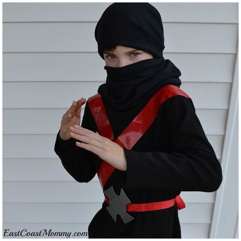 This awesome DIY ninja costume is made using t-shirts and duct tape! No sewing required. #diyhalloweencostumes #diyhalloween #halloweencostumes Vampire Costume Diy, Diy Ninja, Last Minute Kostüm, Ninja Halloween, Diy Fantasia, Pirate Costume Diy, Creative Halloween Costumes Diy, Black Ninja, Ninja Outfit