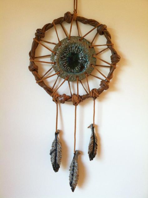 ceramic dreamcatcher Clay Dream Catcher, Clay Mosaic, Clay Stuff, Kids Projects, Sanya, Pottery Inspiration, Middle School Art, Cuckoo Clock, School Art