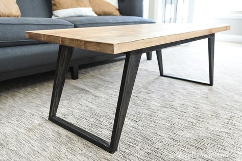 You'll love the clean lines of this beautiful DIY coffee table. The simple modern design is perfect for any space. Get the build plans from Housefulofhandmade.com. Coffe Table Legs, Coffee Table Legs Ideas Wooden, Coffee Table Legs Ideas, Dyi Bench, Metal Coffee Table Legs, Modern Table Legs, Cabinet Legs, Coffee Table Design Modern, Loft Lounge