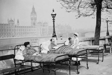 TB patients from St Thomas’s Hospital outside for some fresh air. c.1950 London Blitz, Blithe Spirit, Fear Of Flying, Houses Of Parliament, Historical Images, Old London, London Photos, River Thames, Medical History