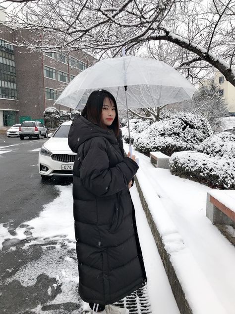 Long Puffer Jacket Outfit Korean, Long Black Puffer Coat Outfit, Long Puffer Outfit, Long Puffer Coat Outfit, Long Puffer Jacket Outfit, Long Black Puffer Coat, Winter Inspo Outfits, Puffer Coat Outfit, Puffer Outfit