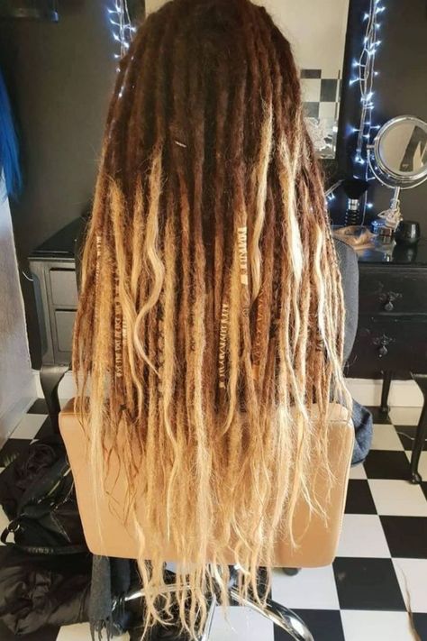 Blonde Ombre Layered Locs Layered Locs, Ombré Blond, Locs Blonde, Ombre Dreadlocks, Dread Hair, Darker Hair, Natural Dreadlocks, Ombre Blond, Blonde Layers