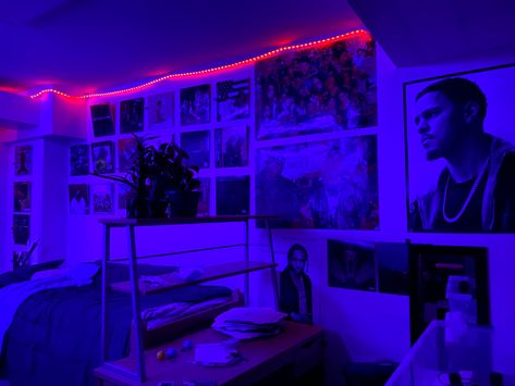 Hip Hop Room Decor Ideas, Room Ideas Hip Hop, Hip Hop Room Ideas, Mens College Dorm, Rapper Room Ideas, Hip Hop Bedroom Ideas, Hip Hop Room Decor, Hip Hop Room, Mens Dorm Room Ideas