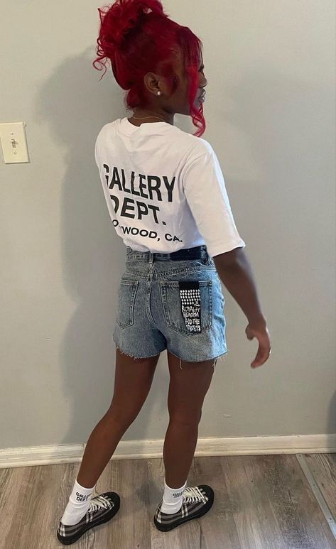 Shorts Black Women Outfit, Ksubi Shorts Outfit Black Women, Ksubi Outfit Black Women, Birthday Outfits Black Women Sneakers, Amiri Outfits Black Women, Ksubi Skirt Outfit, Ksubi Shorts Outfit, Kickback Outfit, Ksubi Skirt