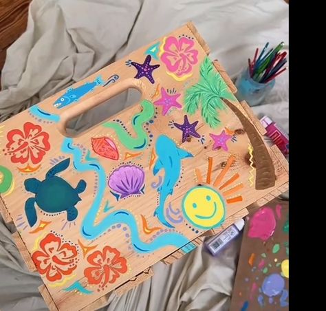 Crate Painting Ideas Aesthetic, Beach Crate Painting, Summer Theme Painting Ideas, Summer Theme Painting, Stuff To Do Summer, Beach Basket Painting, Beach Box Ideas, Crate Painting Ideas Ocean, Cute Beachy Paintings