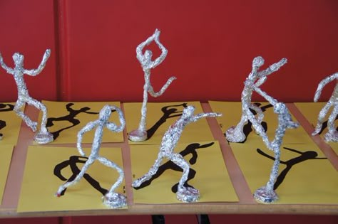 Aluminum Foil Figures With Shadows Science Art Drawings, Sculpture Lessons, 6th Grade Art, 4th Grade Art, 3rd Grade Art, 5th Grade Art, Sculpture Projects, Elementary Art Projects, Tin Foil