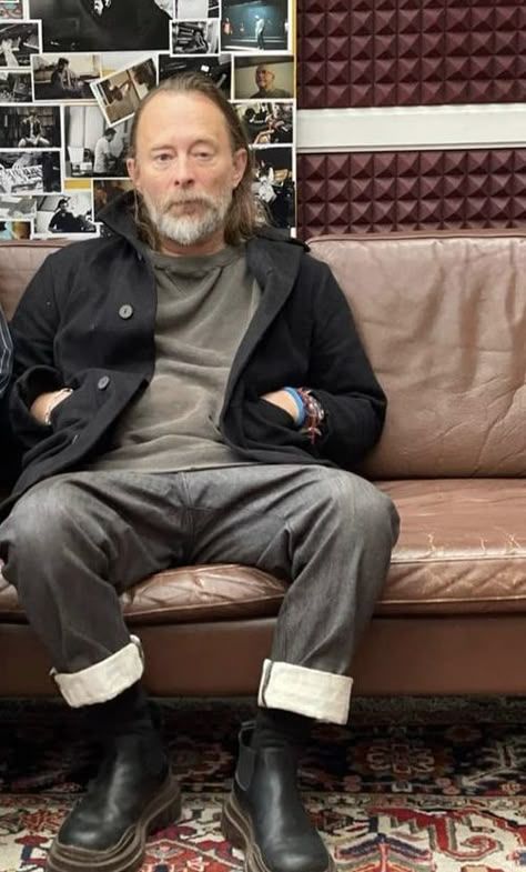 Thom Yorke Fashion, Thom Yorke Style, Thom Yorke Outfit, Thom Yorke Radiohead, Thom Yorke, Music Images, Radiohead, A Guy Who, Rock Star